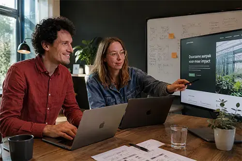 Marieke en Paul van Office on wheels, werken samen aan een oplossing